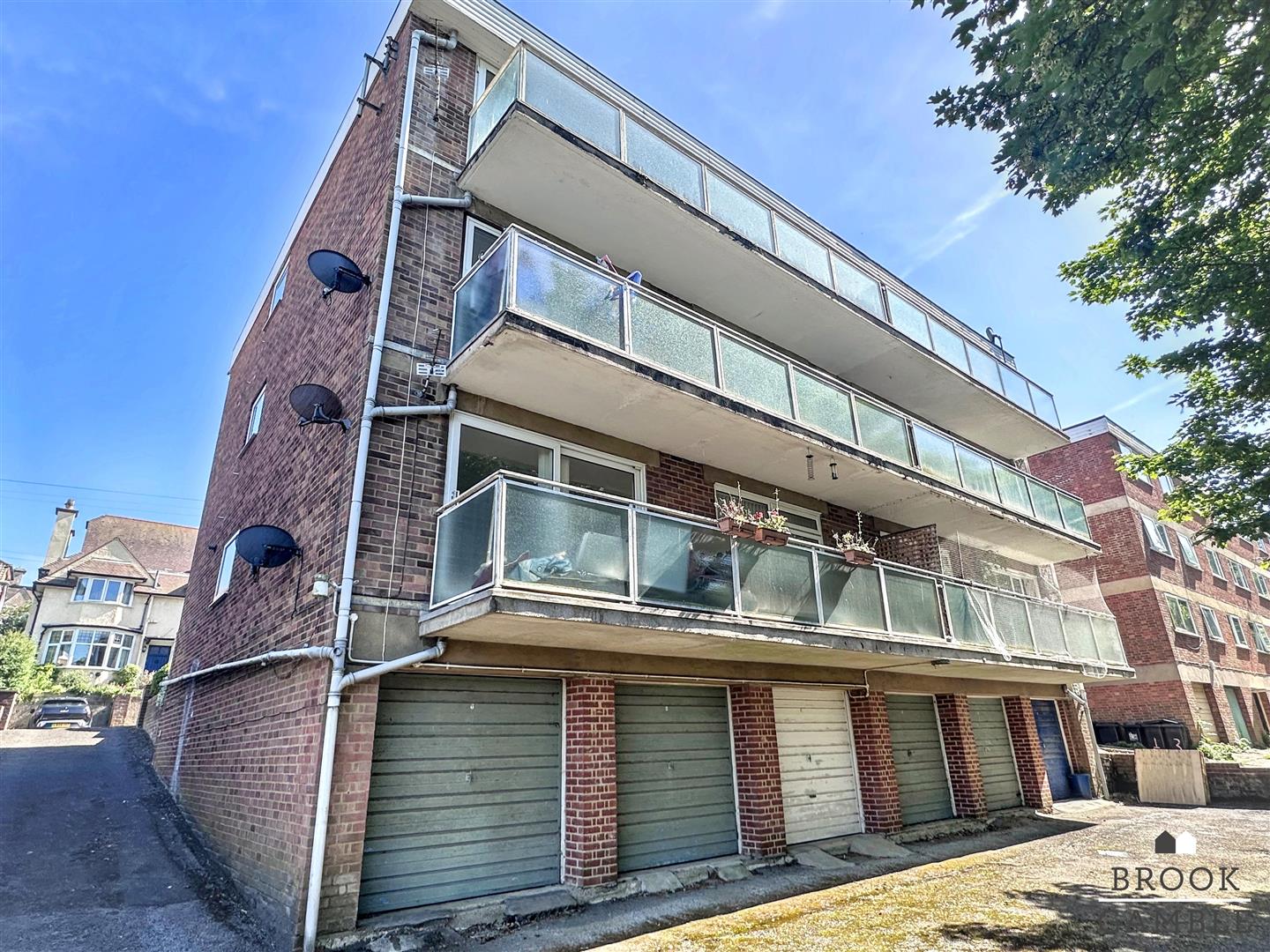 2 Bedroom Flat. Kings Avenue in Eastbourne,  12
